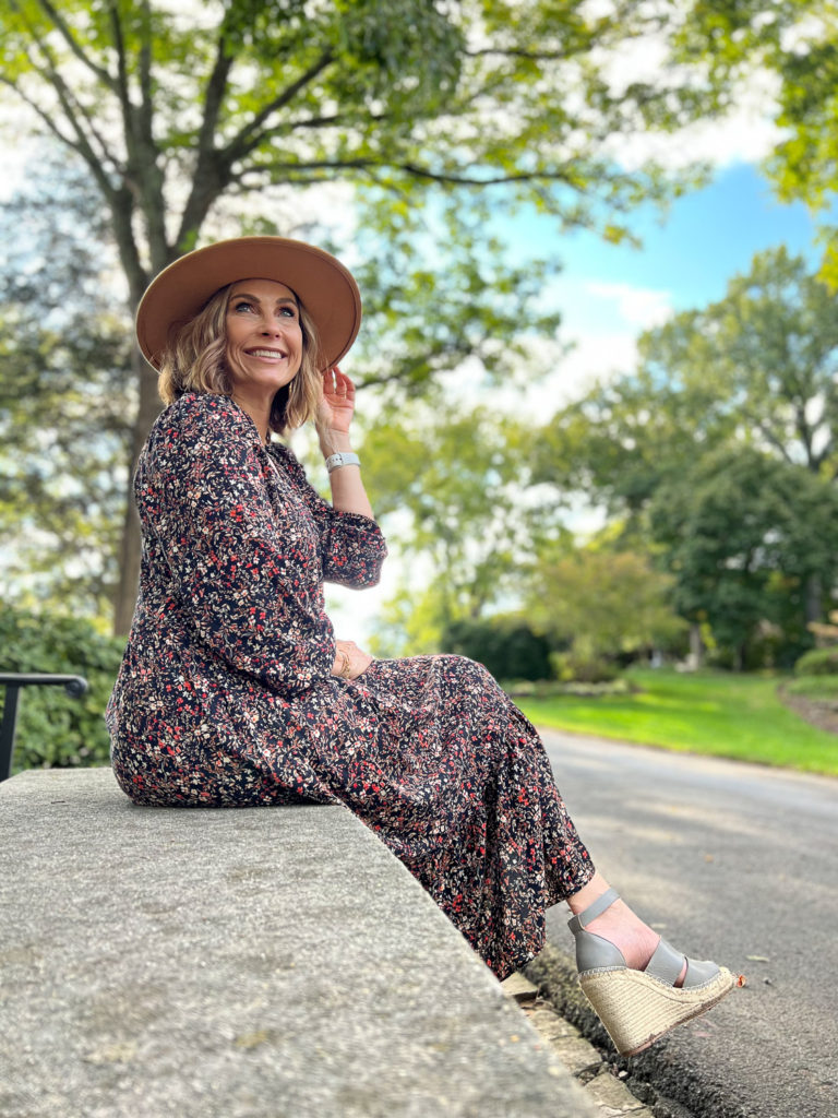 Floral Dress #fallfashion #oldnavystyle #cheekwoodbontanical #nashville